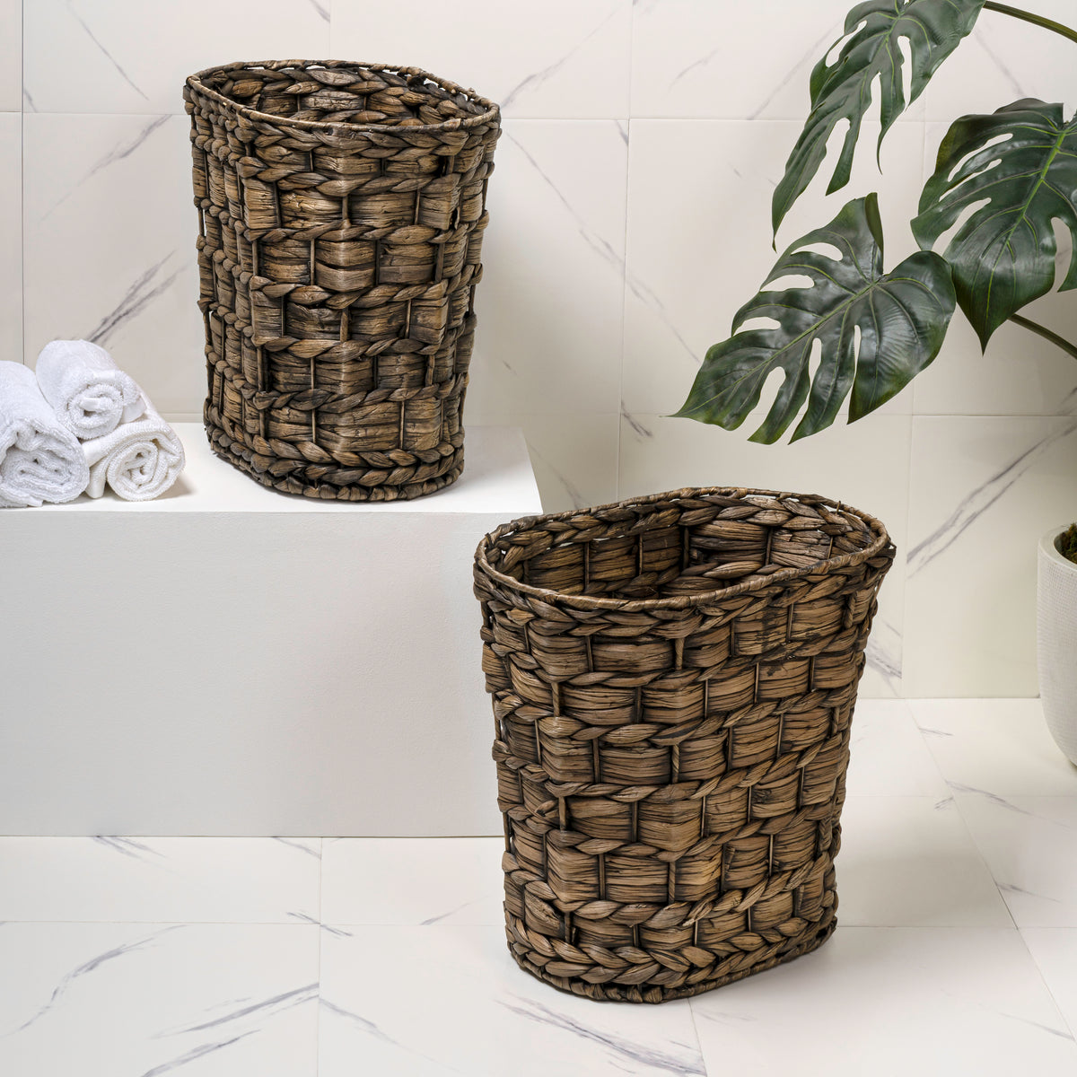Barkora Rustic Farmhouse Handwoven Water Hyacinth 4.5-Gallon Tapered Oval Wicker Watebasket