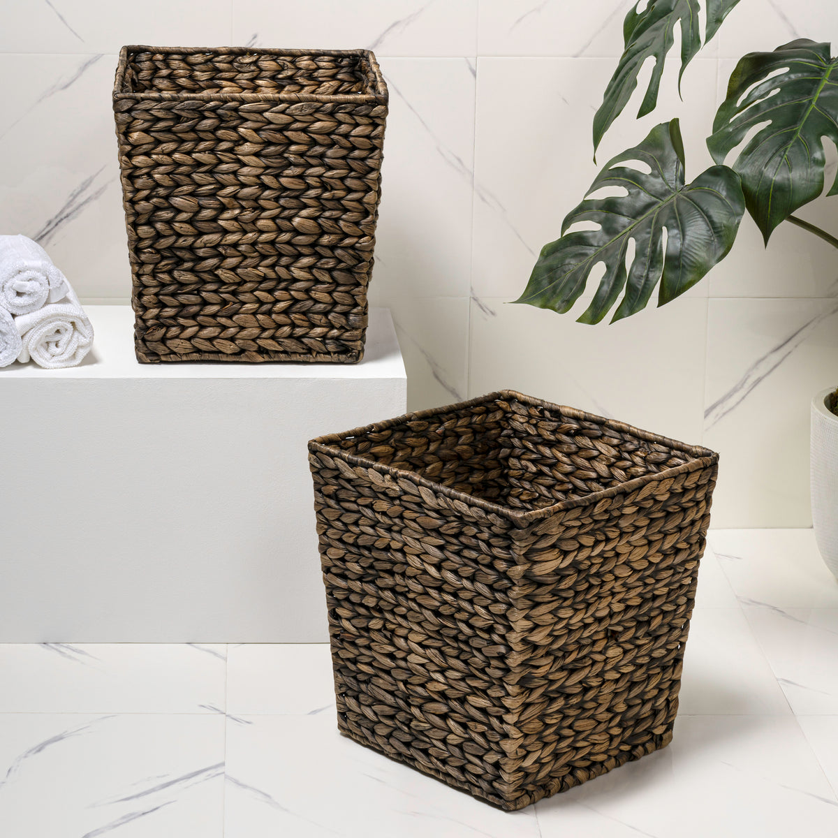 Logoria Coastal Farmhouse Handwoven Water Hyacinth 4.8-Gallon Tapered Square Wicker Watebasket