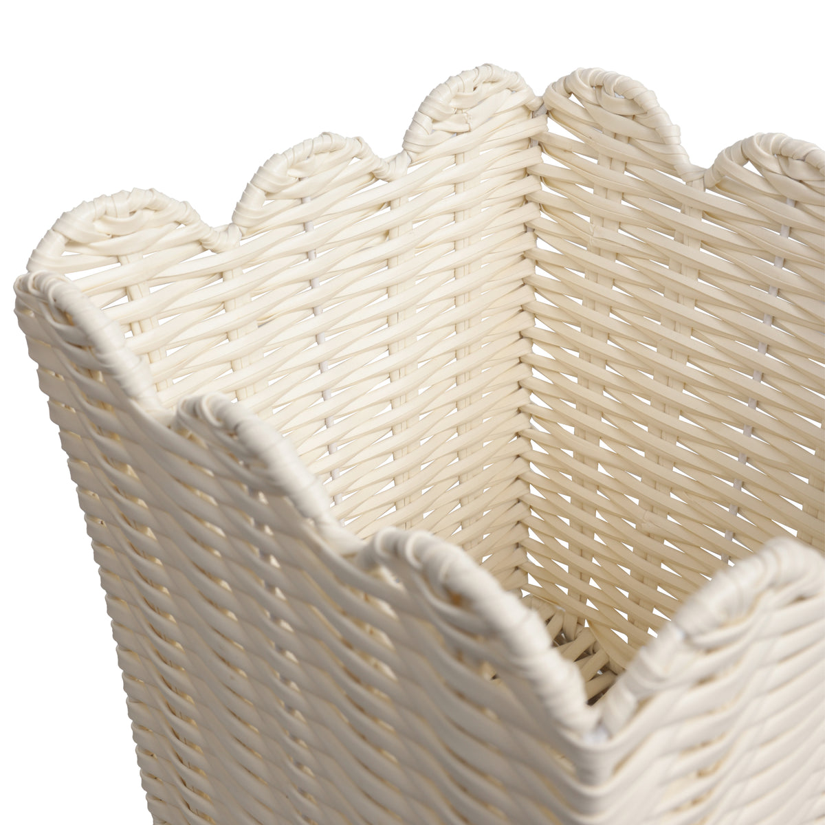 Lunaris Modern Farmhouse Resin 3.3-Gallon Tapered Square Wicker Watebasket with Scalloped Edge