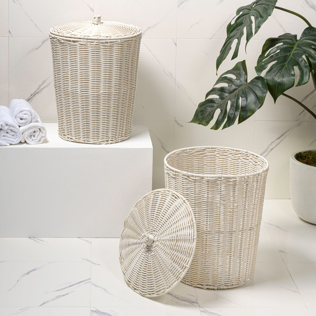 Valarock Coastal Contemporary Resin 4.7-Gallon Tapered Round Wicker Watebasket with Lid