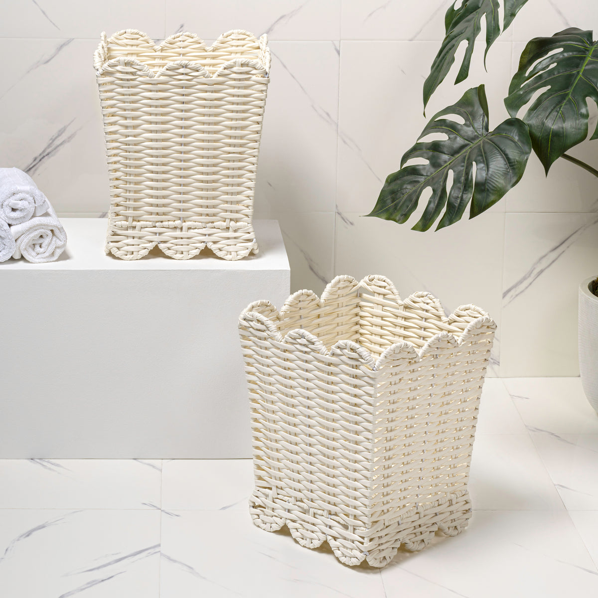 Lunaris Modern Farmhouse Resin 3.3-Gallon Tapered Square Wicker Watebasket with Scalloped Edge